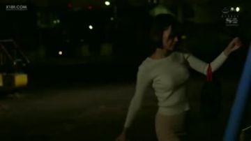 SSNI-757喝醉弄错房间 进入我的房间的精力旺盛美人妻 一直做爱到早晨。 葵司
