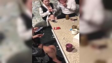 KTV玩骰子输了，男的被罚舔旁边美女的奶头，美女都主动献奶了，男的吃个奶子都这么磨磨唧唧！不行我来！