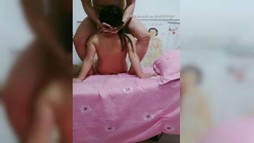 2020.2.20【老虎出更专攻少妇】按摩店内啪啪少妇，水多逼粉叫声骚，后入侧插把少妇搞得高潮不断淫叫声连连