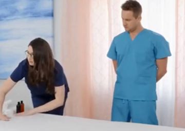 调皮的女孩需要按摩Kendra Sunderland + Alyx Star