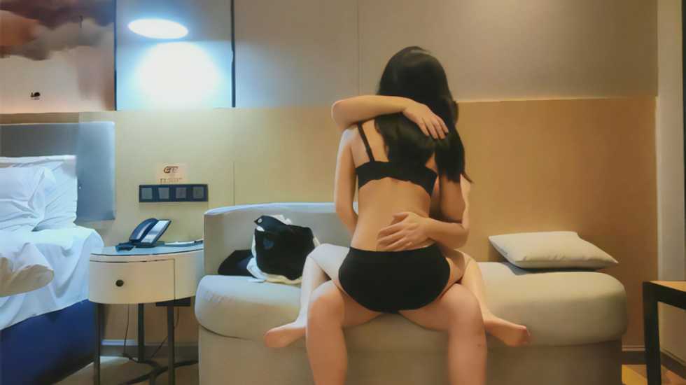 gc何必跪舔女神给点钱让她舔你鸡鸡