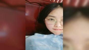 迷人的小少妇每周一啪，让大哥揉着奶子脱了胸罩露脸口交大鸡巴，让大哥带上套子各种抽插后入直接干射叫声骚