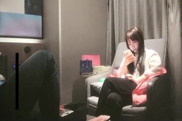 圆脸粉衣妹子 口交舔弄抽插勐操搞一半掉了