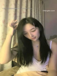 长得既清纯又妖艳的大长腿九头身女神 身材比例超好，第一次下海就露逼了，想要舔屏的节奏啊，舞蹈专业的，跳起舞来真致命 (1)