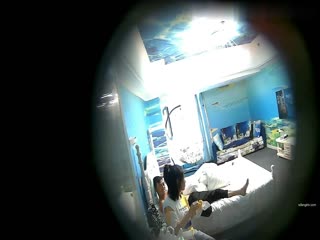 最近很热的情趣酒店海洋套房摄像头偷拍小妹吃完早点和姐夫开房偷情姐夫貌似很忙不停有电话打入