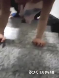 绿帽男让小哥在楼梯间操老婆 小点声 美女不敢叫只能咬衣服 最后被下楼的人看到了好尴尬 好刺激