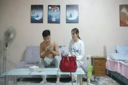 肉肉身材马尾熟女 撸硬在沙发上操 扶着屁股后入撞击 大力抽插晃动奶子