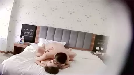 偷情男女激情啪啪女的好骚啊高潮前吮自己的手指