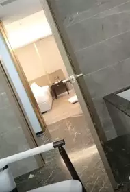 大一妹妹寝室没有人就打开直播自慰